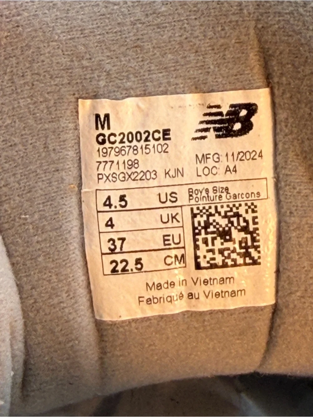 $260 RETAIL - 4.5 Men’s New Balance 2002R 